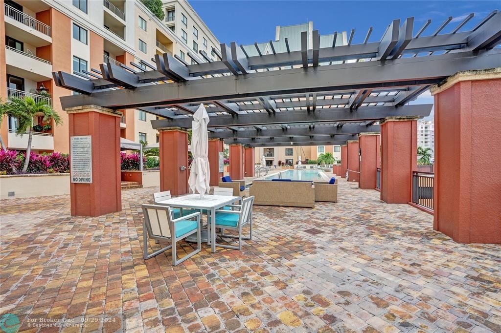 For Sale: $549,900 (2 beds, 2 baths, 1321 Square Feet)