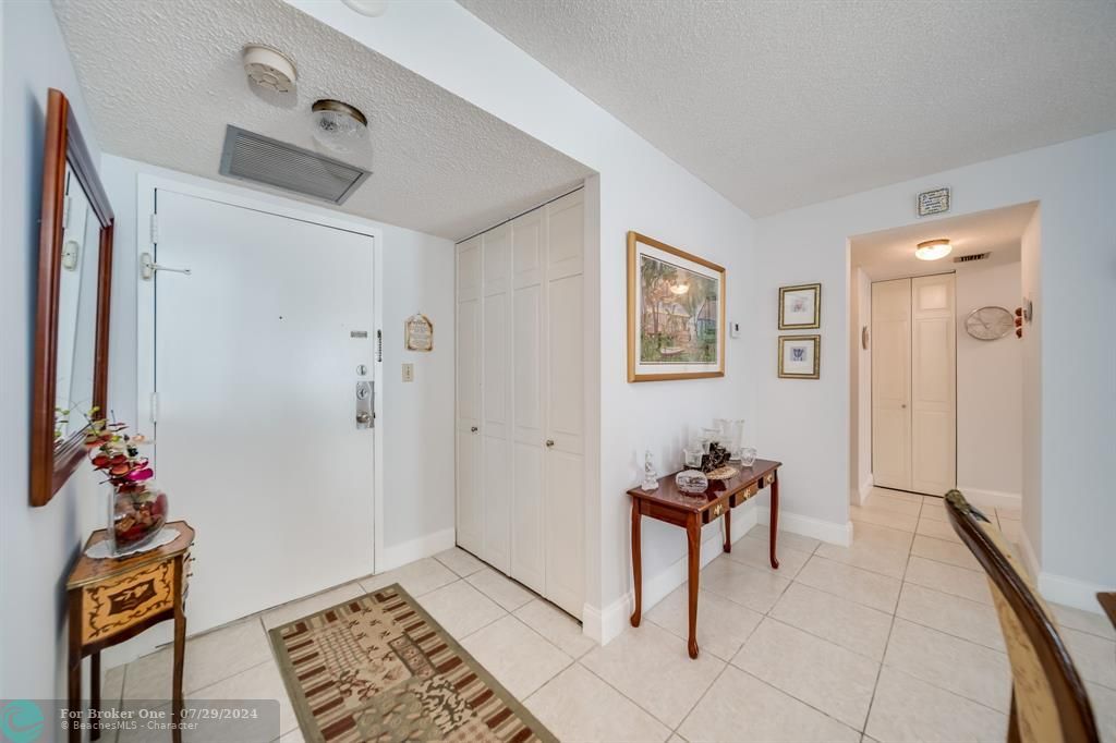 For Sale: $369,900 (1 beds, 1 baths, 1104 Square Feet)