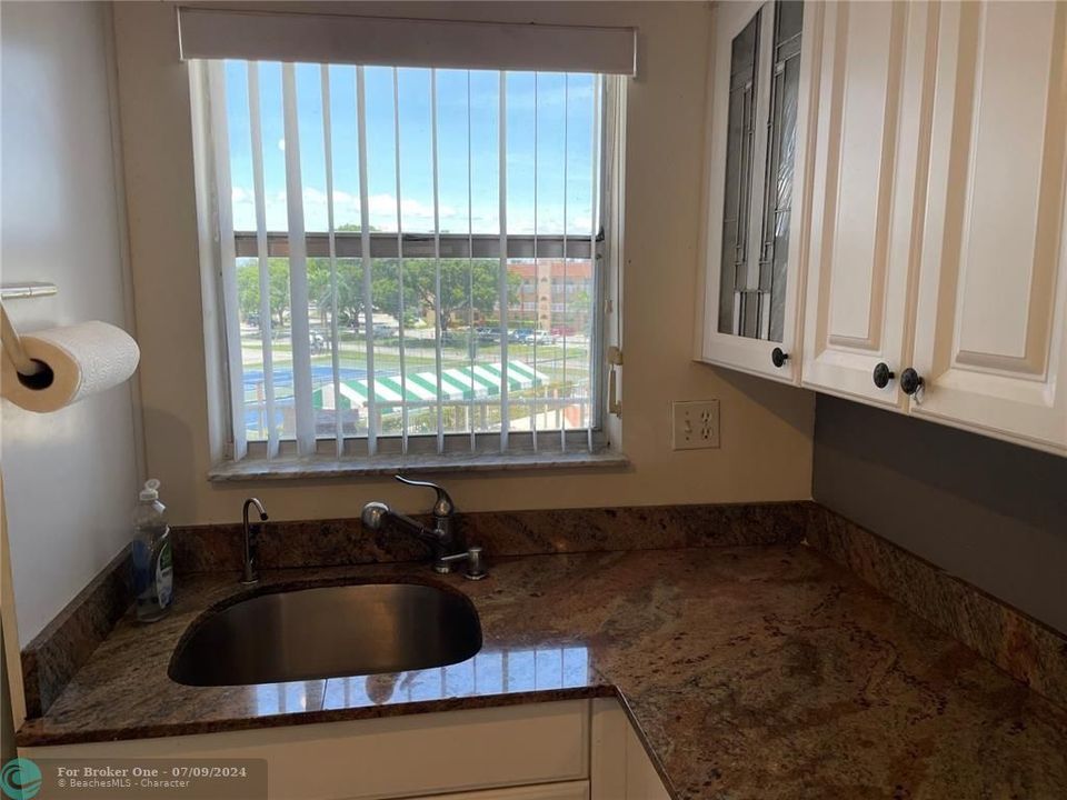 Active With Contract: $97,000 (1 beds, 1 baths, 640 Square Feet)