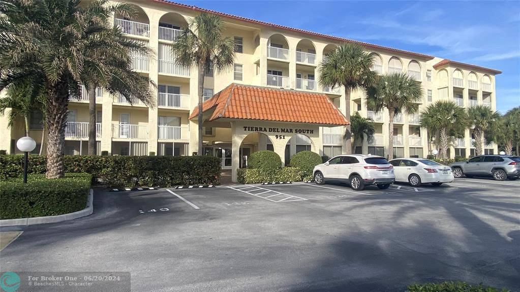Active With Contract: $2,550 (2 beds, 2 baths, 1093 Square Feet)