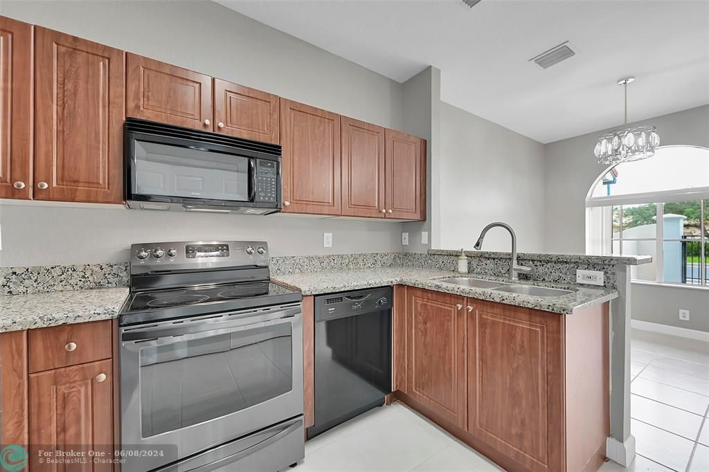 Active With Contract: $2,300 (2 beds, 2 baths, 1588 Square Feet)