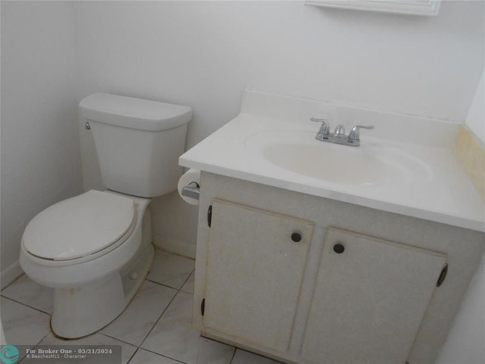 For Sale: $120,000 (1 beds, 1 baths, 716 Square Feet)