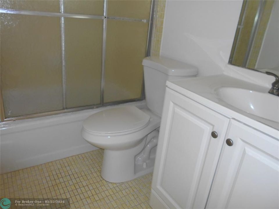 For Sale: $120,000 (1 beds, 1 baths, 716 Square Feet)