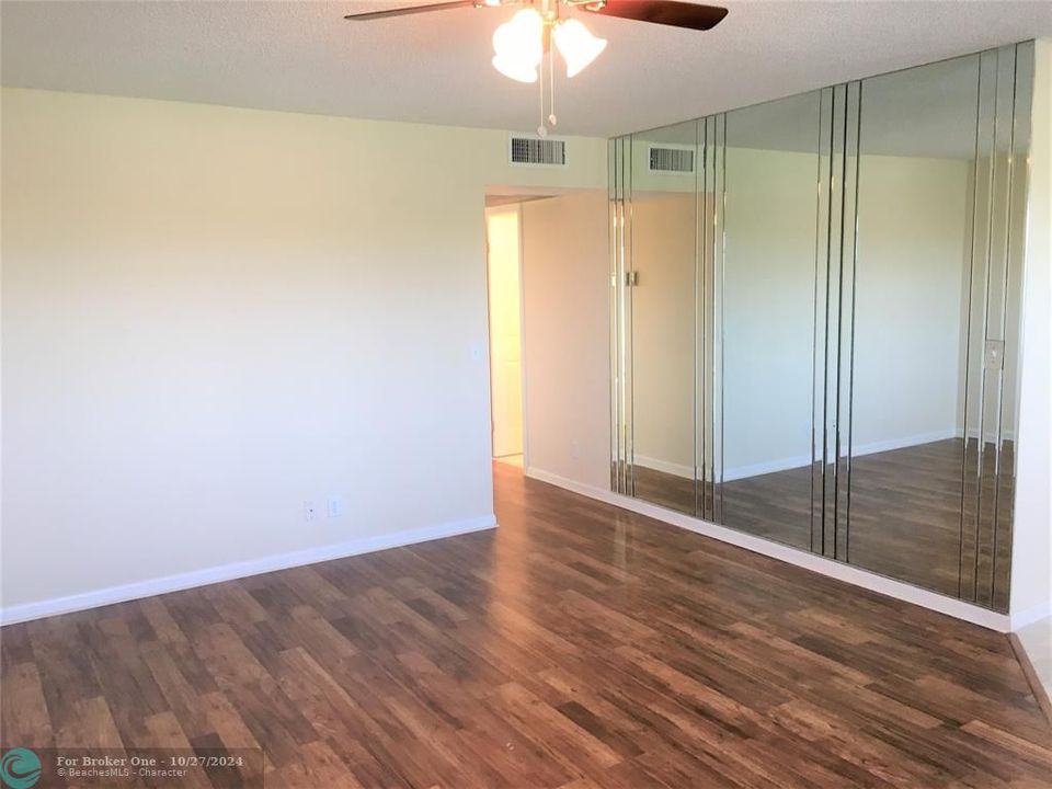 For Sale: $205,000 (2 beds, 1 baths, 953 Square Feet)