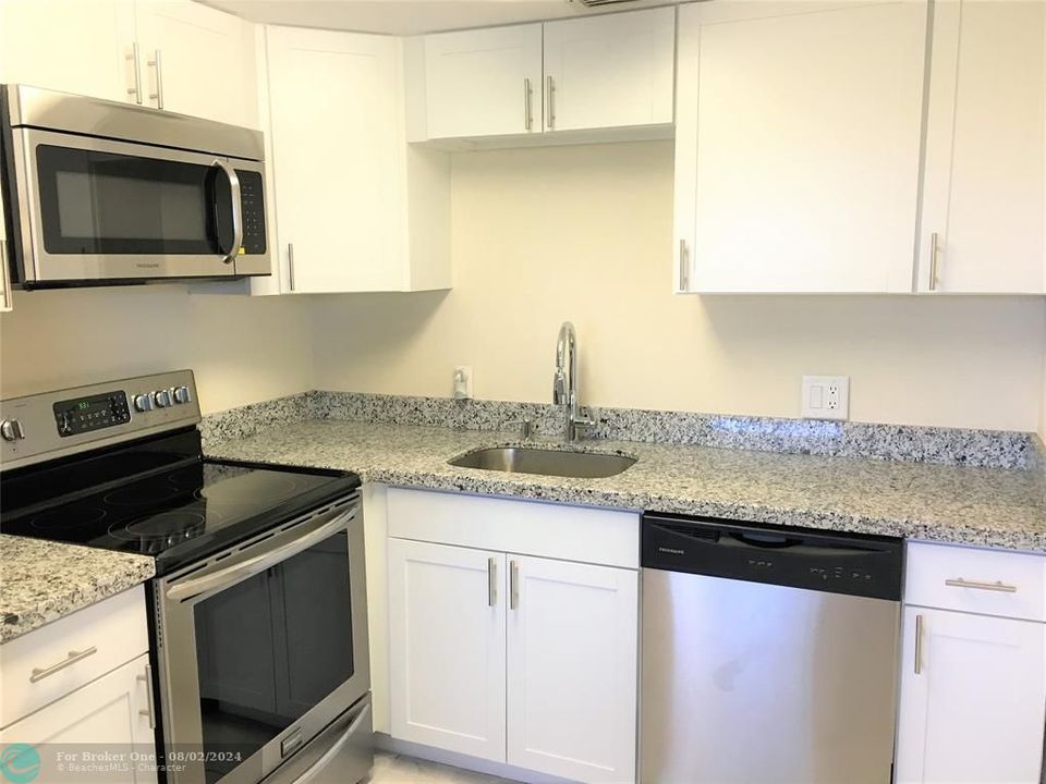For Sale: $205,000 (2 beds, 1 baths, 953 Square Feet)