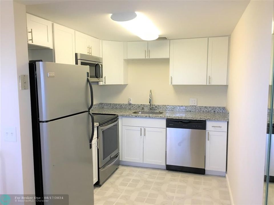 For Sale: $205,000 (2 beds, 1 baths, 953 Square Feet)