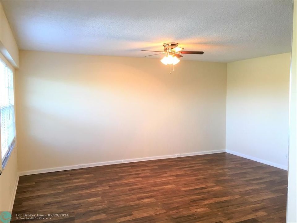For Sale: $205,000 (2 beds, 1 baths, 953 Square Feet)