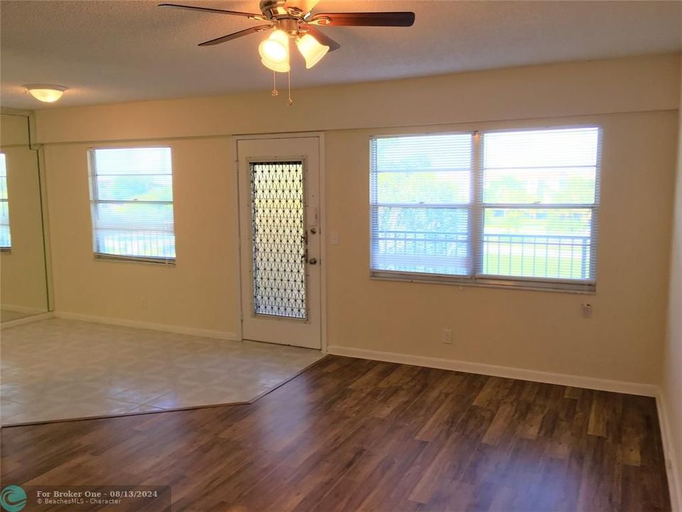 For Sale: $205,000 (2 beds, 1 baths, 953 Square Feet)