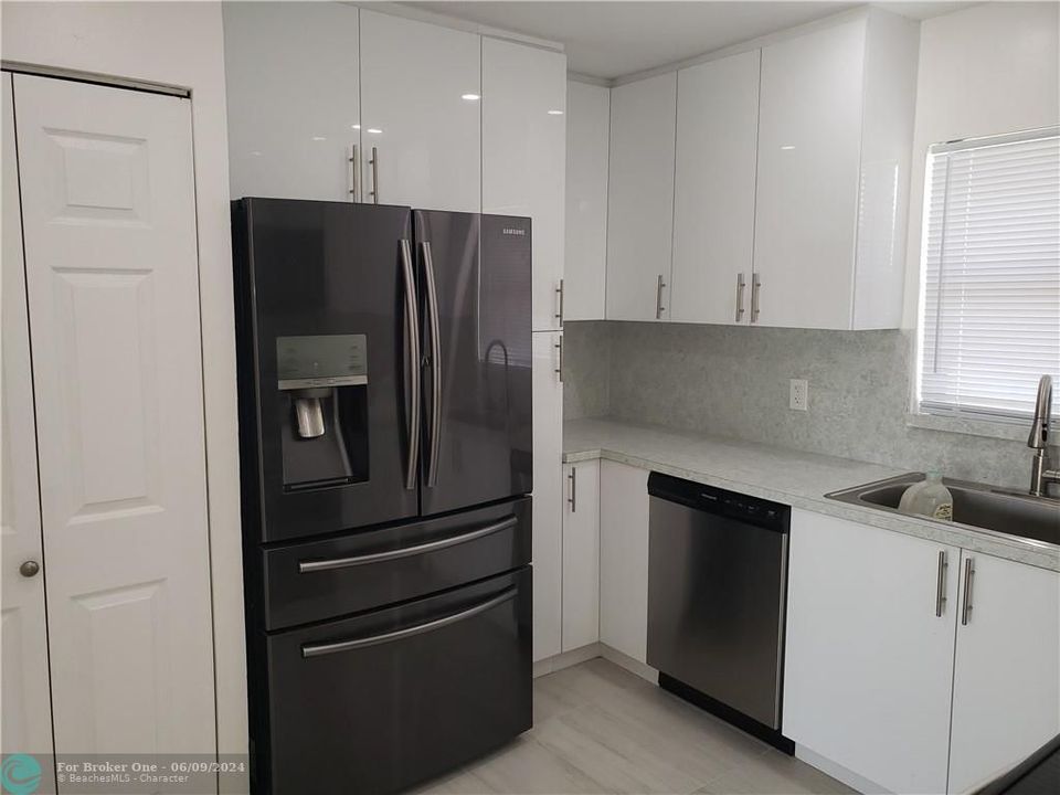 Active With Contract: $2,800 (3 beds, 2 baths, 1185 Square Feet)