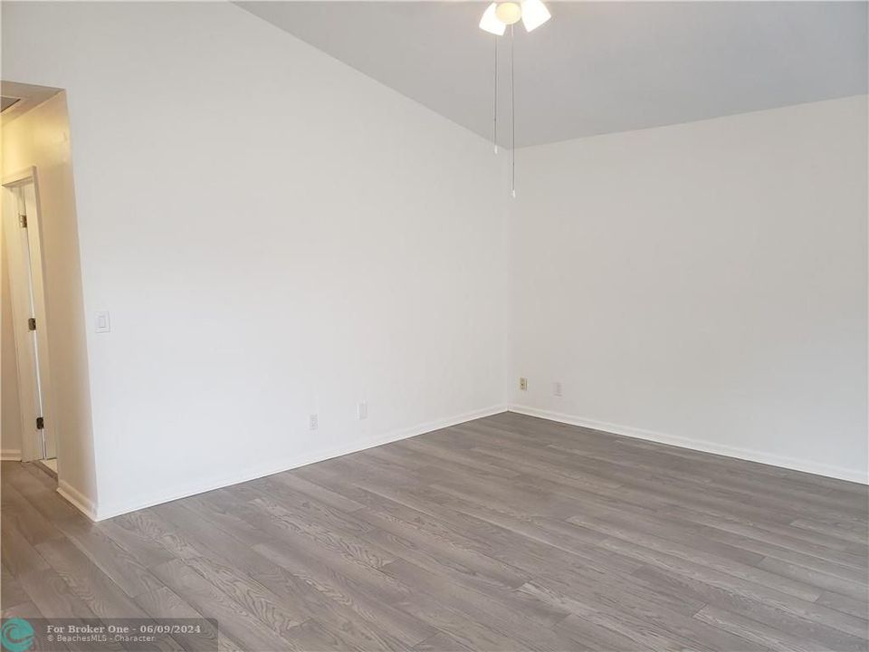 Active With Contract: $2,800 (3 beds, 2 baths, 1185 Square Feet)