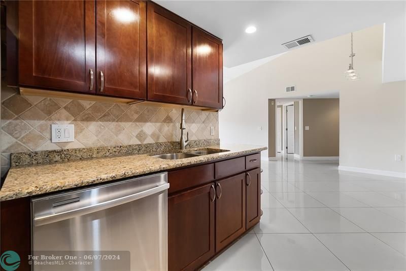 Active With Contract: $2,400 (3 beds, 2 baths, 1177 Square Feet)