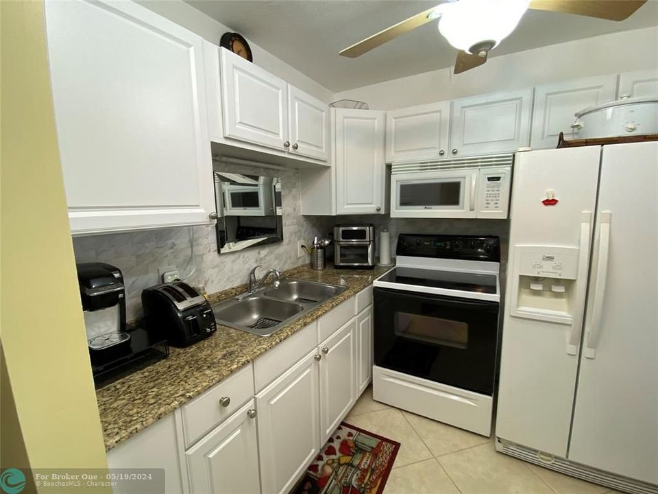 For Sale: $124,900 (1 beds, 1 baths, 708 Square Feet)