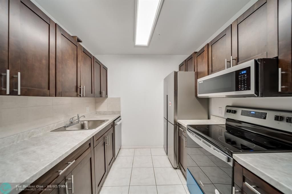 For Sale: $167,500 (1 beds, 1 baths, 811 Square Feet)