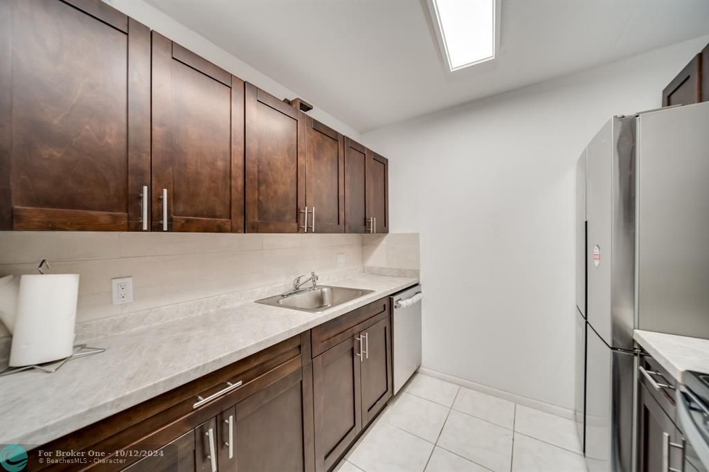 For Sale: $167,500 (1 beds, 1 baths, 811 Square Feet)