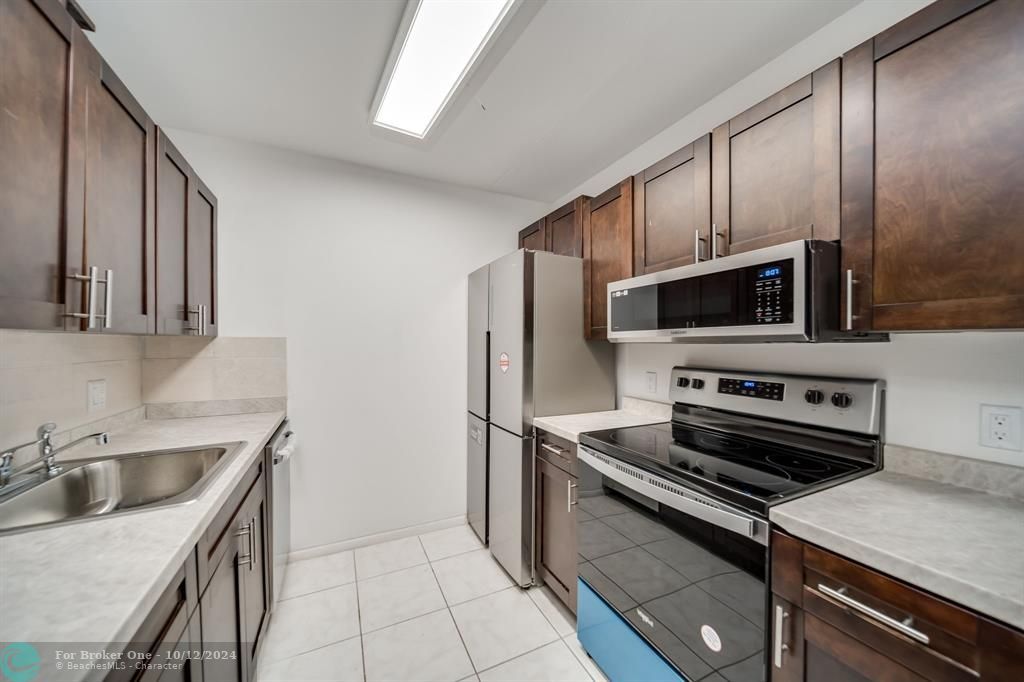 For Sale: $167,500 (1 beds, 1 baths, 811 Square Feet)