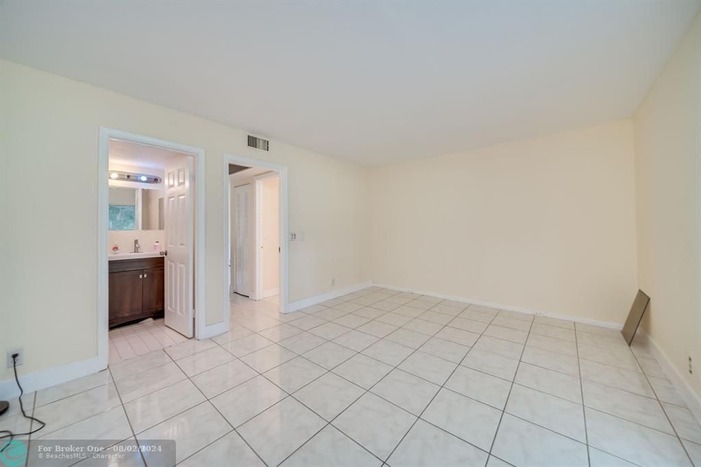 For Sale: $167,500 (1 beds, 1 baths, 811 Square Feet)