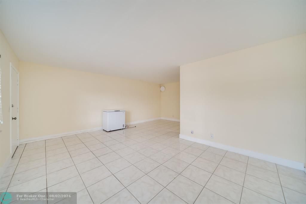For Sale: $167,500 (1 beds, 1 baths, 811 Square Feet)