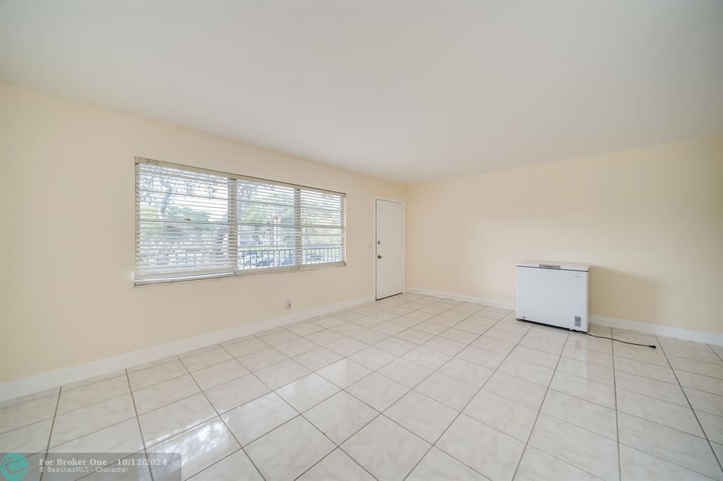 For Sale: $167,500 (1 beds, 1 baths, 811 Square Feet)