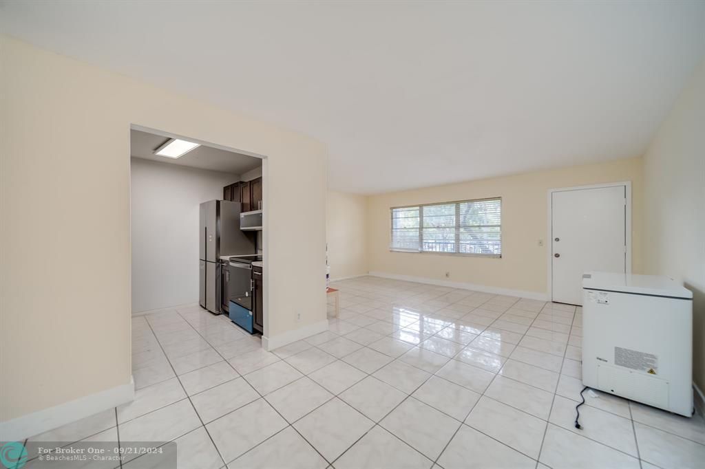 For Sale: $167,500 (1 beds, 1 baths, 811 Square Feet)