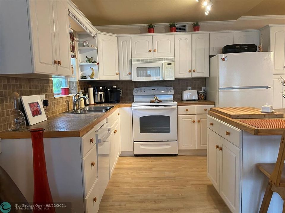 For Sale: $138,000 (1 beds, 1 baths, 774 Square Feet)