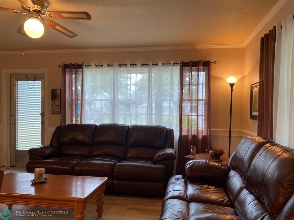 For Sale: $138,000 (1 beds, 1 baths, 774 Square Feet)