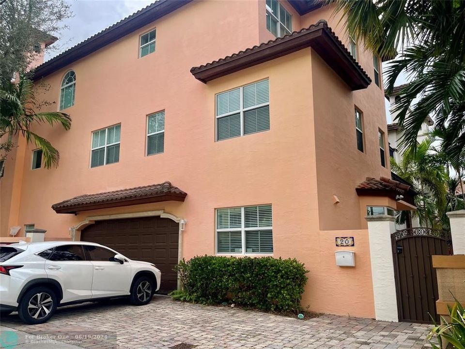 Active With Contract: $1,249,000 (3 beds, 3 baths, 2596 Square Feet)