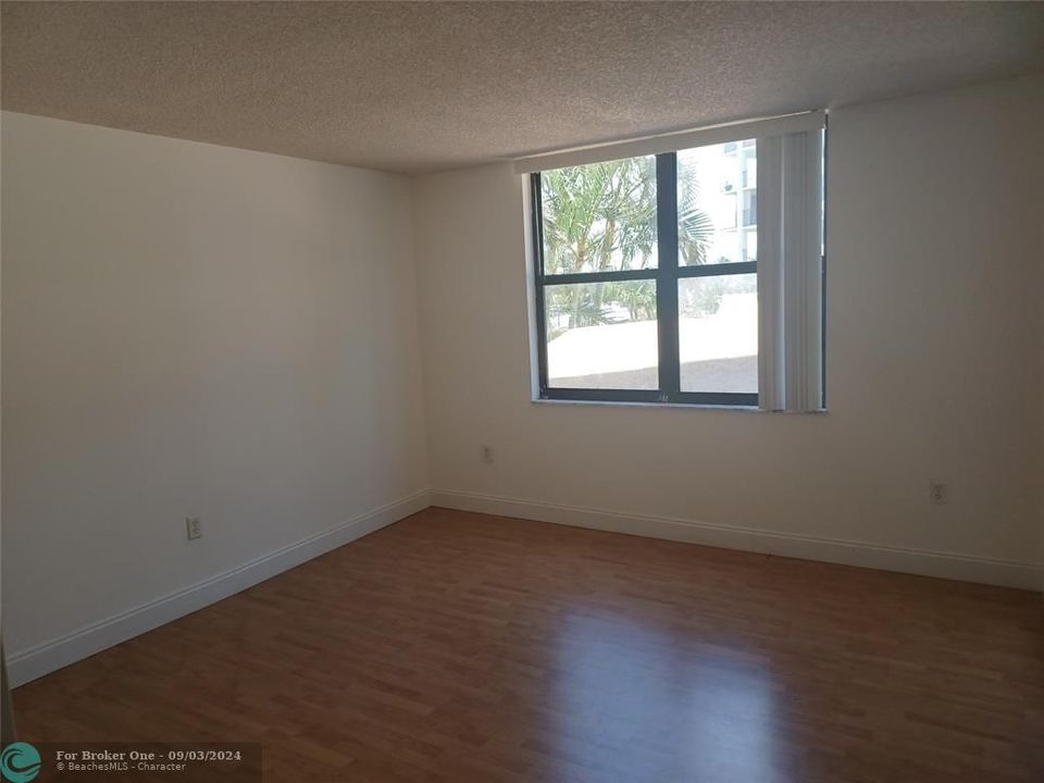 For Sale: $273,000 (1 beds, 1 baths, 947 Square Feet)