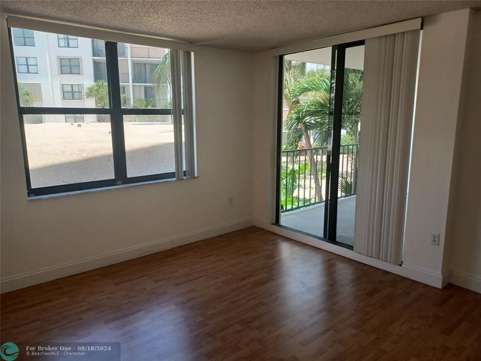 For Sale: $273,000 (1 beds, 1 baths, 947 Square Feet)