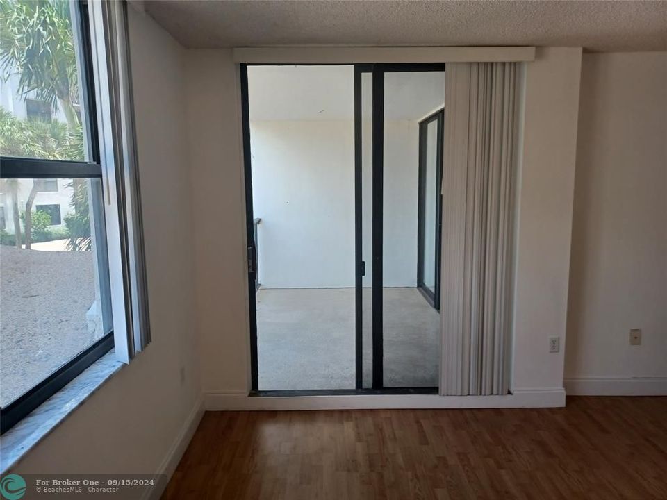 For Sale: $273,000 (1 beds, 1 baths, 947 Square Feet)