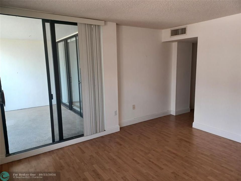 For Sale: $273,000 (1 beds, 1 baths, 947 Square Feet)