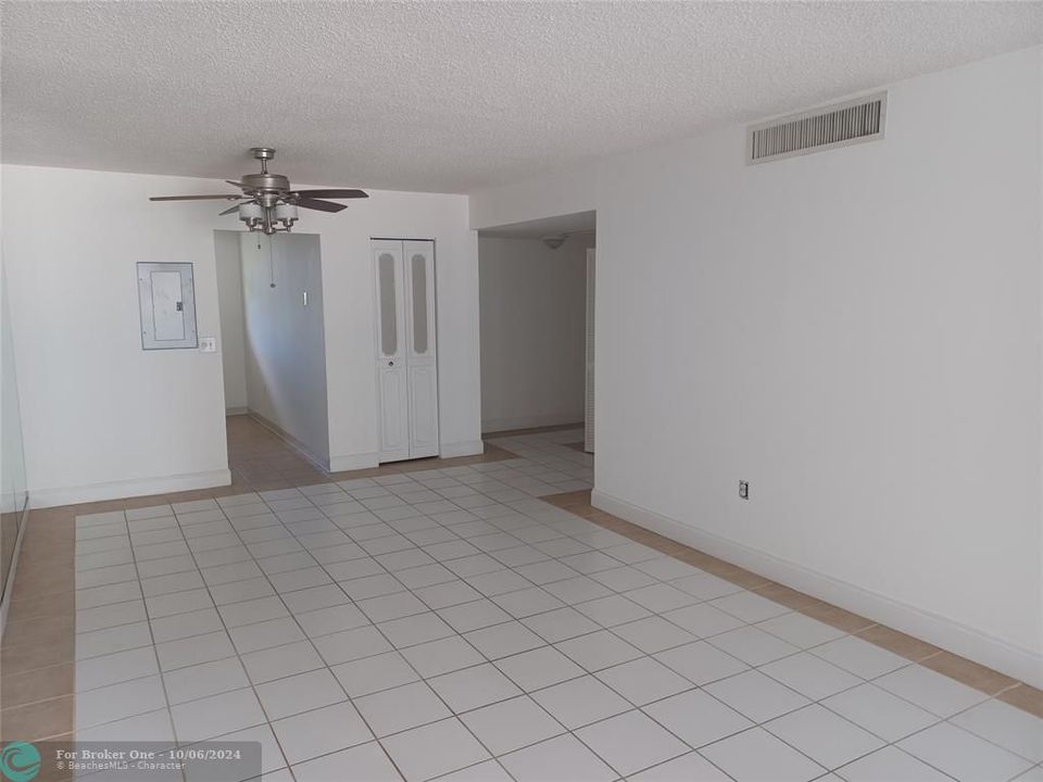 For Sale: $273,000 (1 beds, 1 baths, 947 Square Feet)