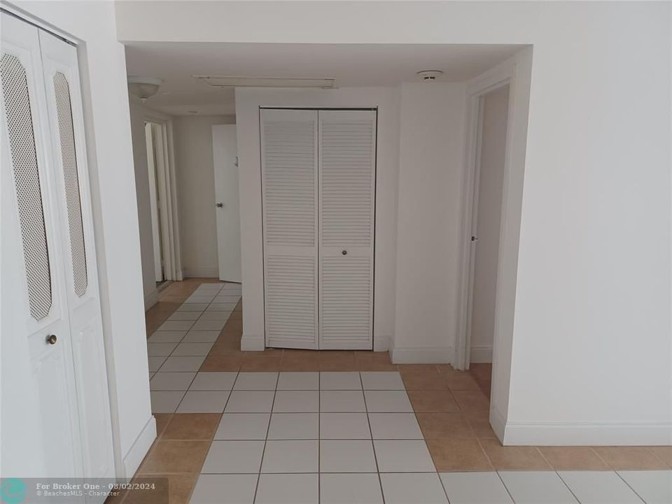 For Sale: $273,000 (1 beds, 1 baths, 947 Square Feet)