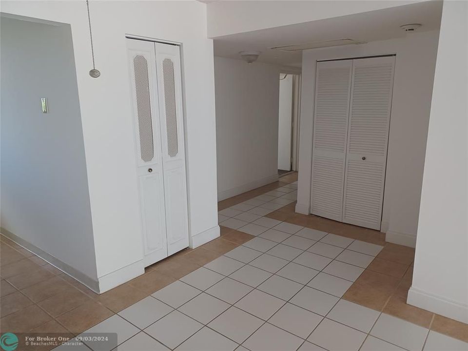 For Sale: $273,000 (1 beds, 1 baths, 947 Square Feet)