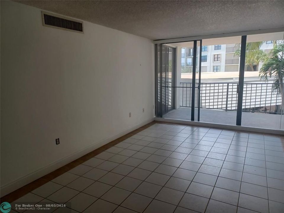 For Sale: $273,000 (1 beds, 1 baths, 947 Square Feet)