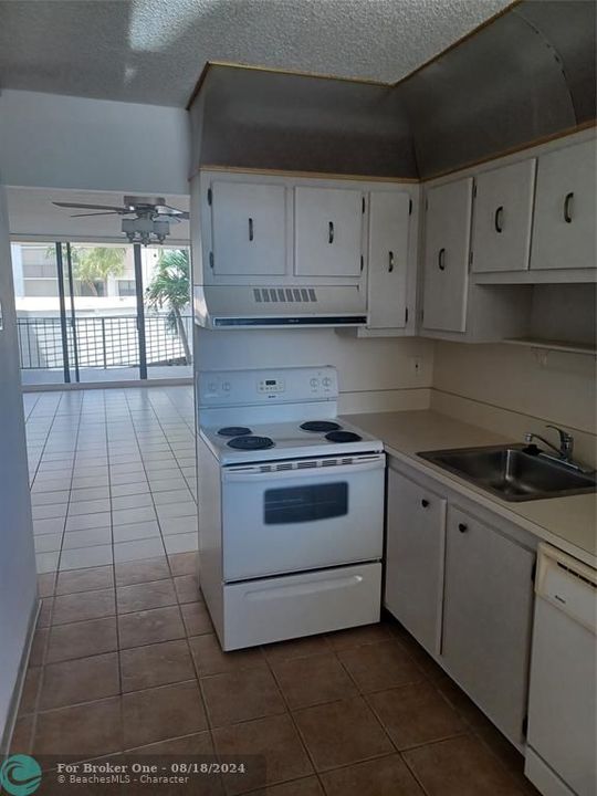 For Sale: $273,000 (1 beds, 1 baths, 947 Square Feet)