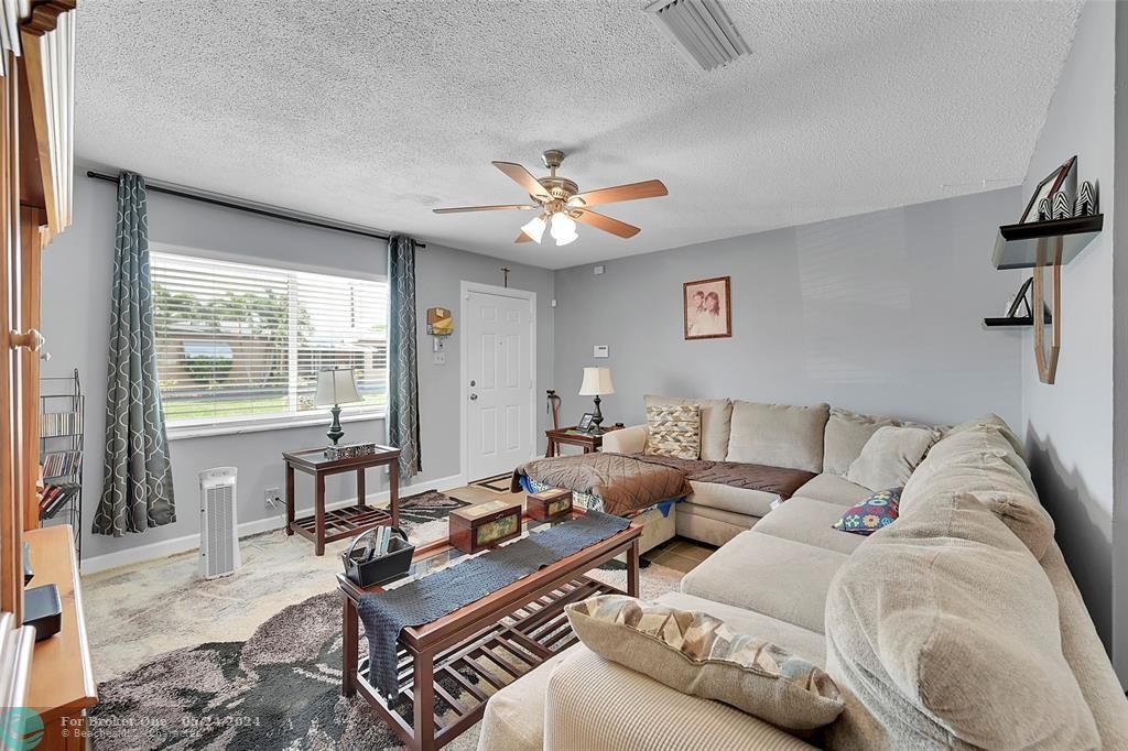 Active With Contract: $309,900 (2 beds, 1 baths, 1061 Square Feet)