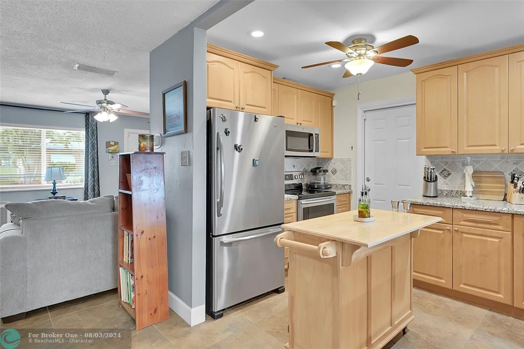 Active With Contract: $309,900 (2 beds, 1 baths, 1061 Square Feet)