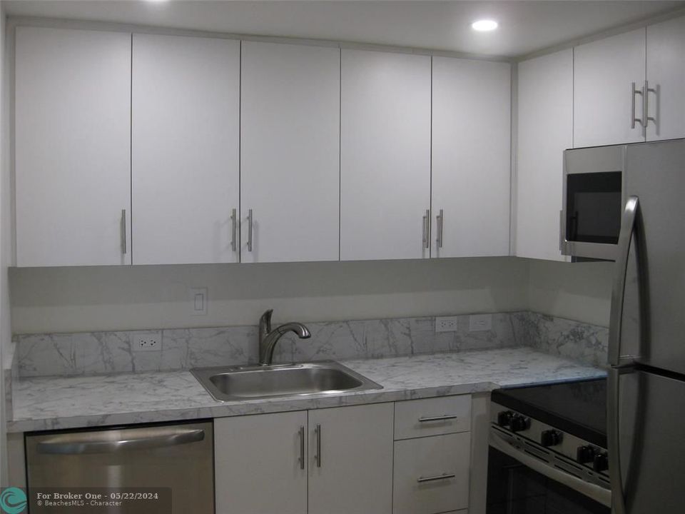 For Sale: $127,900 (1 beds, 1 baths, 601 Square Feet)