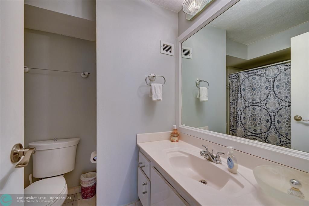 For Sale: $348,000 (1 beds, 2 baths, 858 Square Feet)
