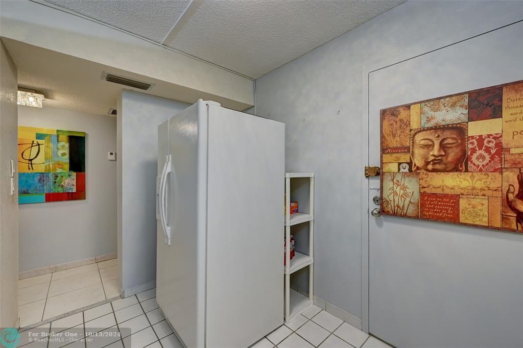 For Sale: $348,000 (1 beds, 2 baths, 858 Square Feet)