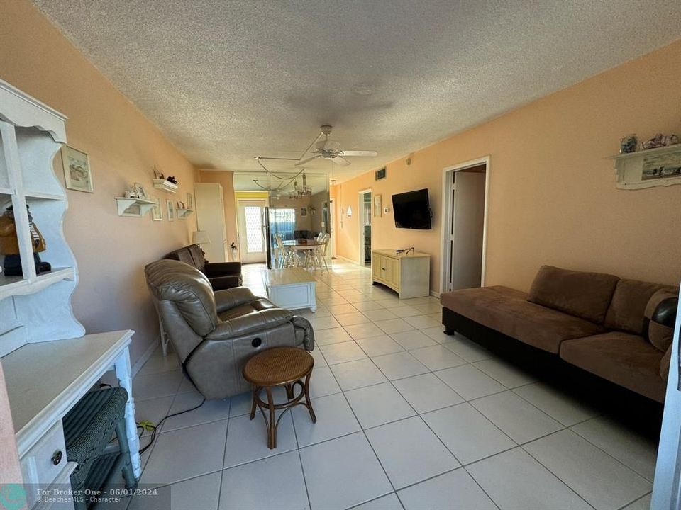 For Sale: $113,900 (2 beds, 1 baths, 750 Square Feet)