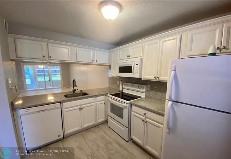 For Rent: $2,000 (2 beds, 2 baths, 938 Square Feet)