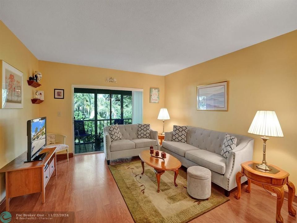 Active With Contract: $114,000 (2 beds, 2 baths, 990 Square Feet)