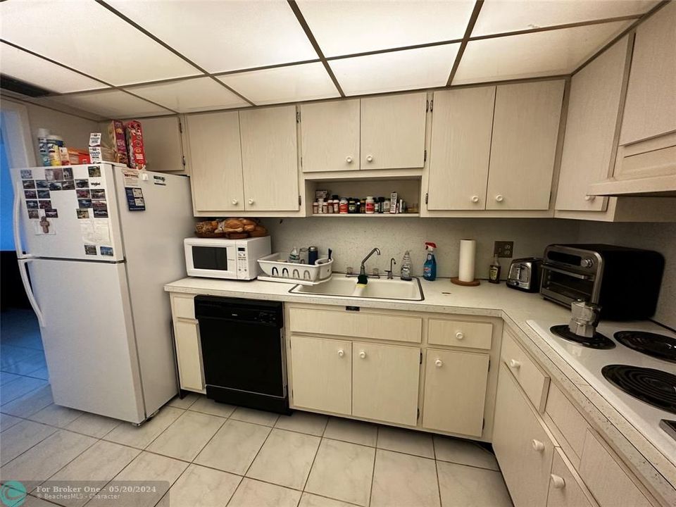 For Sale: $229,900 (1 beds, 1 baths, 720 Square Feet)