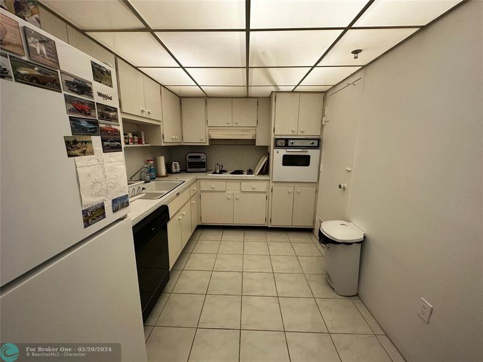 For Sale: $229,900 (1 beds, 1 baths, 720 Square Feet)