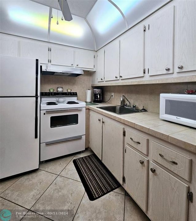 Active With Contract: $107,000 (1 beds, 1 baths, 598 Square Feet)