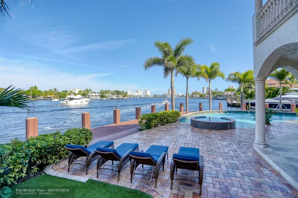 Active With Contract: $5,995,000 (8 beds, 6 baths, 6255 Square Feet)