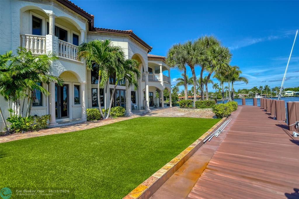 Active With Contract: $5,995,000 (8 beds, 6 baths, 6255 Square Feet)