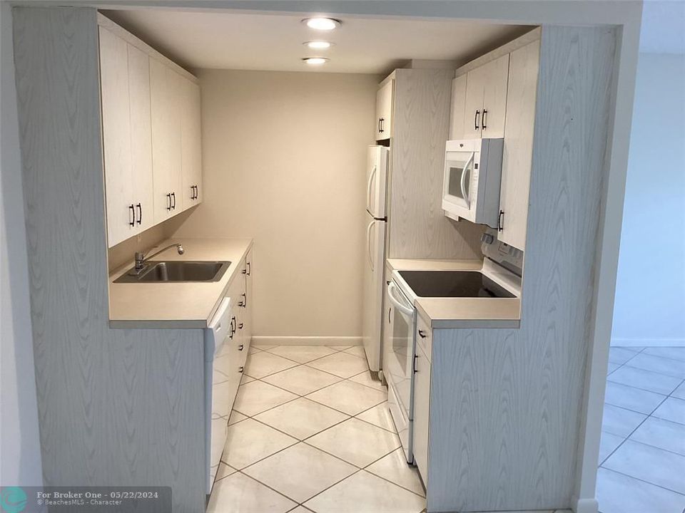 For Sale: $148,000 (1 beds, 1 baths, 738 Square Feet)