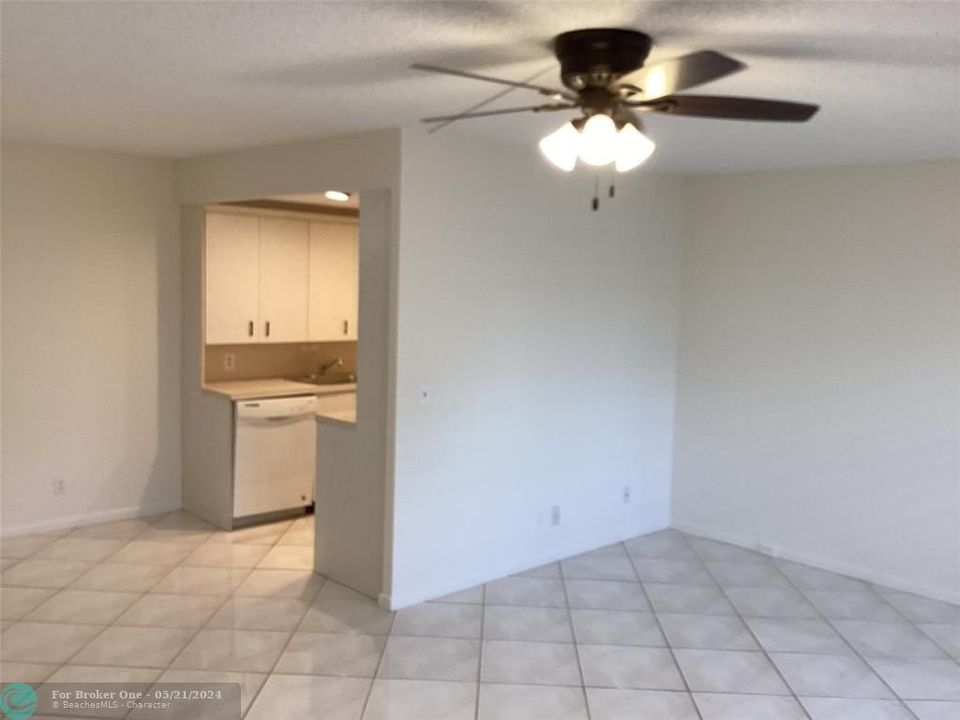 For Sale: $148,000 (1 beds, 1 baths, 738 Square Feet)